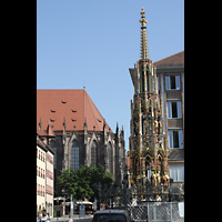 Nrnberg (Nuremberg), St. Sebald, Schner Brunnen auf dem Hauptmarkt (rechts) und Chor von St. Sebald