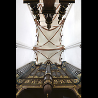Riga, Mariendom, Blick vom Spieltisch senkrecht nach oben auf Orgelprospekt, Rckpositiv und Gewlbe