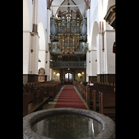 Riga, Mariendom, Blick ber den Taufstein aus dem 12. Jh. zur Orgel