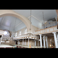 Prnu, Elisabeti kirik, Blick von der Vierung nach Sdwesten auf beide Orgeln