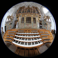 Landsberg am Lech, Stadtpfarrkirche Mariä-Himmelfahrt, Spieltisch mit Orgel