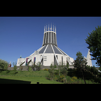 Liverpool, Metropolitan Cathedral of Christ the King, Außenansicht vom Garten aus gesehen