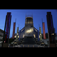 Liverpool, Metropolitan Cathedral of Christ the King, Treppen zur Kathedrale bei Nacht