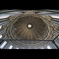 Roma (Rom), Basilica S. Pietro (Petersdom), Blick vom Kuppelumgang in die groe Kuppel