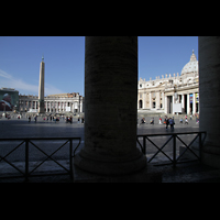Roma (Rom), Basilica S. Pietro (Petersdom), Blick durch die Kolonnaden auf den Petersplatz und Petersdom