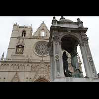 Lyon, Cathédrale Saint-Jean, Fassade und Skulptur auf dem Kathedralplatz