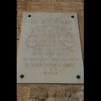 Petra (Mallorca), Sant Pere, Gedenkstein zum Kirchenbaubeginn 1713