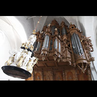 Lübeck, St. Ägidien, Figuren über dem Taufbecken vor der Orgel