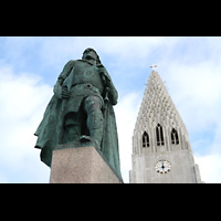 Reykjavík, Hallgrímskirkja, Skulptur von Leifur Eiríksson (Wikinger, Entdecker Amerikas) vor dem Turm