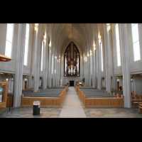Reykjavík, Hallgrímskirkja, Innenraum in Richtung Orgel