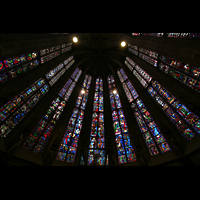 Aachen, Dom St. Marien, Bunte Fenster mit Glasmalerei in der Chorhalle