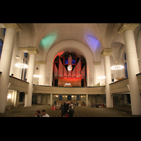 Berlin, Lukaskirche, Innenraum / Hauptschiff in Richtung Orgel