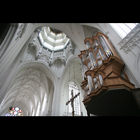 Antwerpen (Anvers), Onze-Lieve-Vrouwekathedraal, Transeptorgel mit Blick in die Kuppel