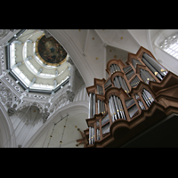 Antwerpen (Anvers), Onze-Lieve-Vrouwekathedraal, Transeptorgel mit Blick in die Kuppel