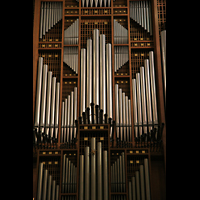 Linz, Maria-Empfängnis-Dom, Große Orgel - Symmetrische Prinzipalpfeifen im Prospekt
